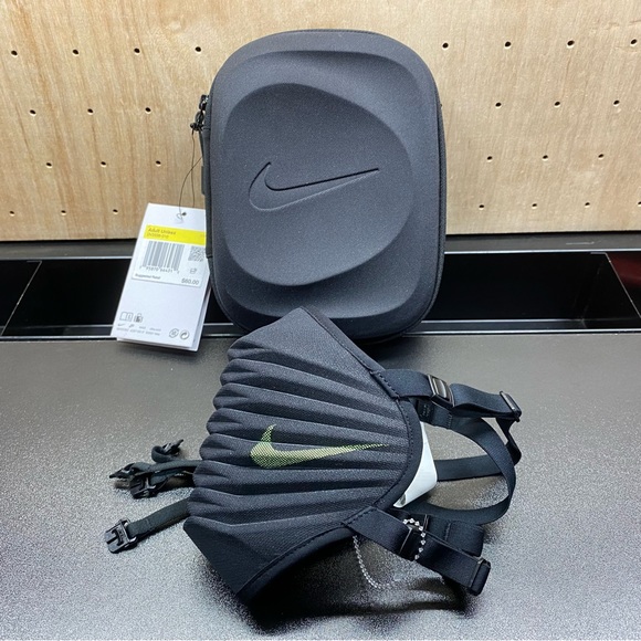 Nike Venturer Perfomace Mask Size Small - Picture 1 of 4